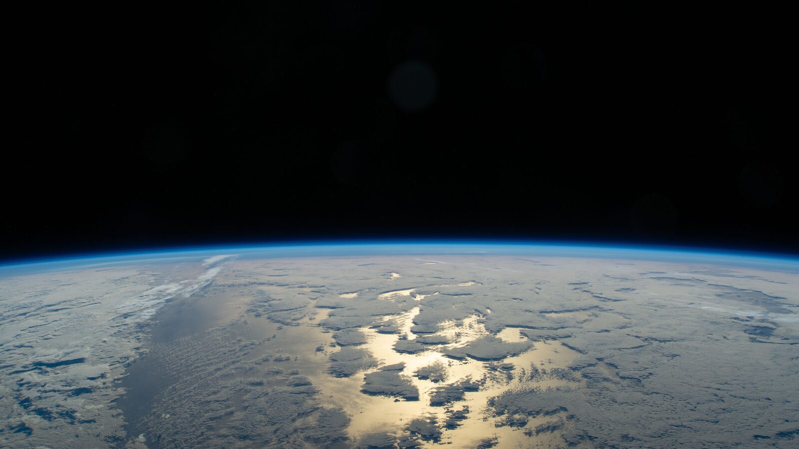 Η λεπτή μπλε ατμόσφαιρα της Γης - NASA/JSC